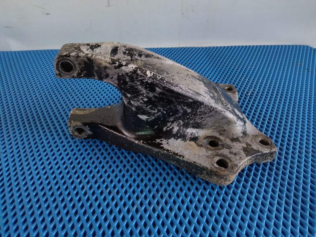 кронштейн задней рессоры б/у - 1